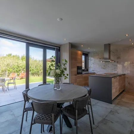 Vila Near North Holland With Jacuzzi